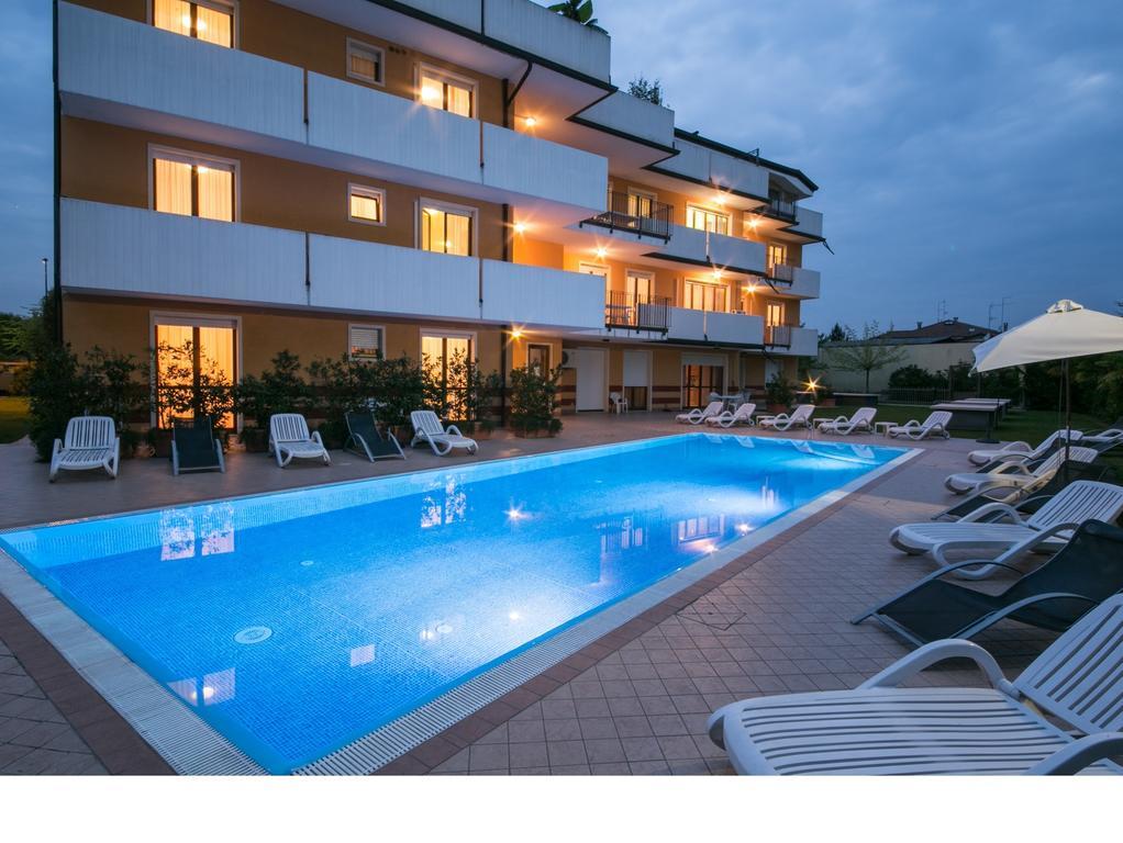 Ferretti Residence Garda Palace Пескьера-дель-Гарда Экстерьер фото