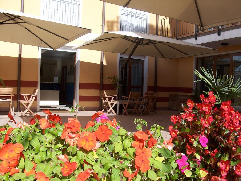 Ferretti Residence Garda Palace Пескьера-дель-Гарда Экстерьер фото