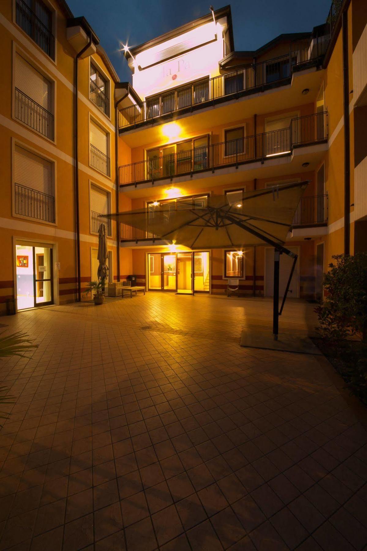 Ferretti Residence Garda Palace Пескьера-дель-Гарда Экстерьер фото